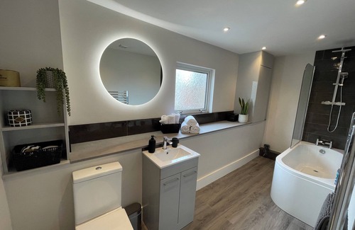 Bexhill-on-Sea Apartment | Stylish, bright 2 bedroom apartment. 2 minutes from the sea front!