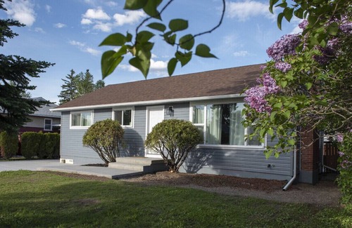 Prince George House | Stylish~Bright 3BR ~A/C~Near Hospital~Free WiFi~Dog Friendly