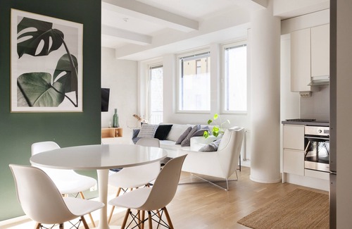 Hietalahti Apartment | Stylish Bright 42m2 Studio with Balcony