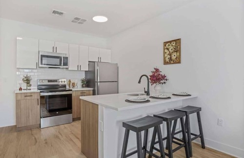 Stamford Apartment | Stylish & Bright Gem: Rooftop, City Views, Parking