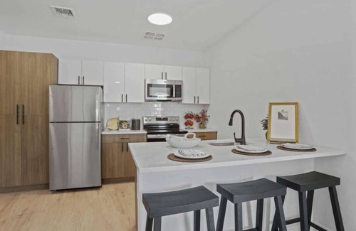 Stamford Apartment | Stylish & Bright Gem: Rooftop, City Views, Parking
