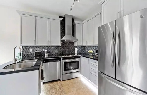 Richmond Hill House | Stylish, Bright & Spacious - 3 Brdm W/1 Parking