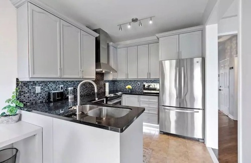 Richmond Hill House | Stylish, Bright & Spacious - 3 Brdm W/1 Parking