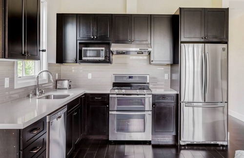 Downtown Burlingame Apartment | Stylish Burlingame 2BR w/Laundry & A/C, nr Dining, by Blueground