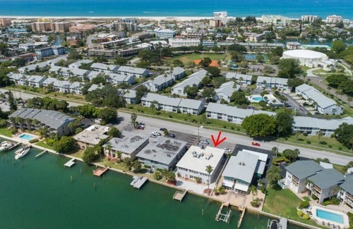 Capri Isle Condo | Stylish canal-front condo w. peaceful views, close to beach