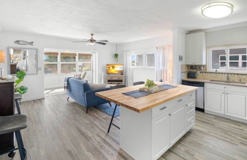 Capri Isle Condo | Stylish canal-front condo w. peaceful views, close to beach