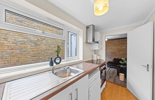 Gillingham House | Stylish Central Home By Train Station | Book Now!