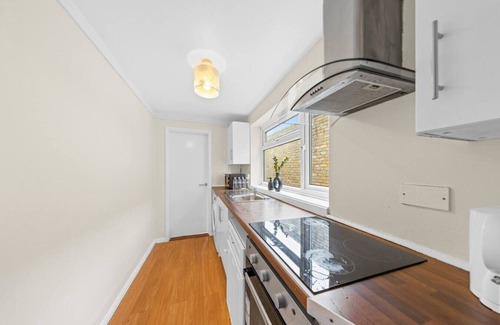 Gillingham House | Stylish Central Home By Train Station | Book Now!