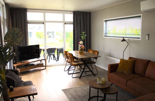 Lathum Ski Chalet | Stylish chalet with sauna, in a holiday park directly on a recreational lake