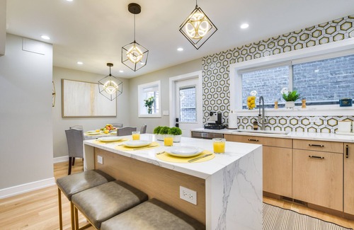 Edgewater Beach House | Stylish Chicago Retreat: Walk to Loyola University