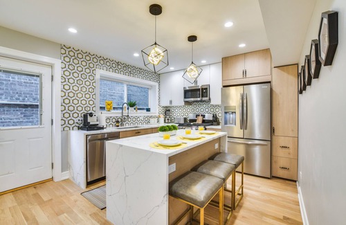 Edgewater Beach House | Stylish Chicago Retreat: Walk to Loyola University