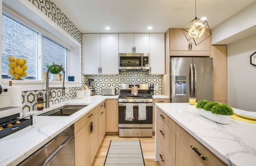 Edgewater Beach House | Stylish Chicago Retreat: Walk to Loyola University