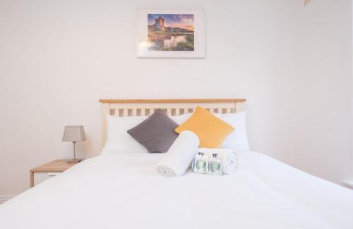 Galway City Centre Apartment | Stylish CITY Centre Townhouse, Sleeps 12 with Parking