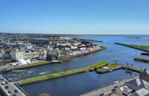 Galway City Centre Apartment | Stylish CITY Centre Townhouse, Sleeps 12 with Parking