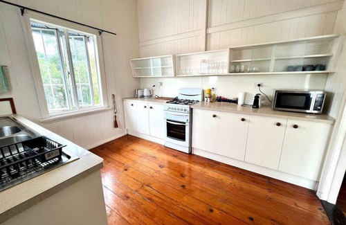 Hermit Park Apartment | Stylish City Fringe 2 Bed Upstairs Unit
