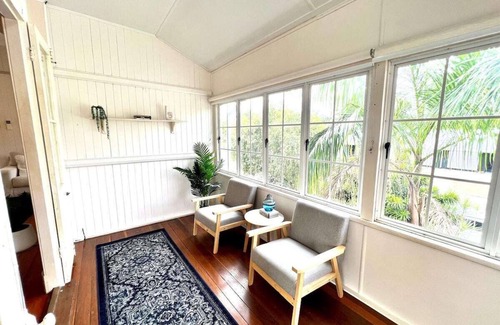 Hermit Park Apartment | Stylish City Fringe 2 Bed Upstairs Unit