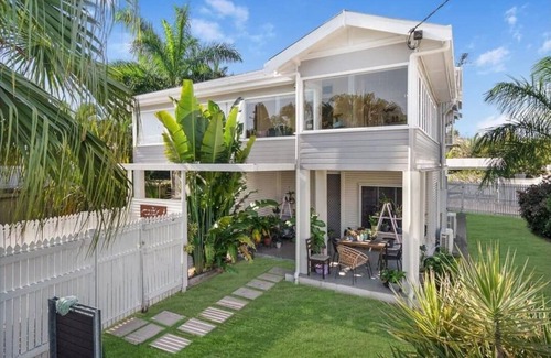 Hermit Park Apartment | Stylish City Fringe 2 Bed Upstairs Unit