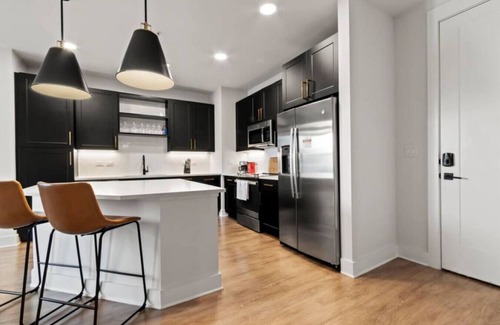 North Hyde Park Apartment | Stylish & Clean Oasis | City Center | Pool & Gym