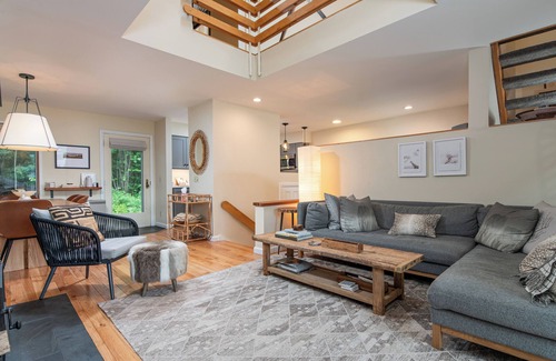 Warren Condo | Stylish Club Sugarbush Condo with Ski Shuttle & Premium Touches