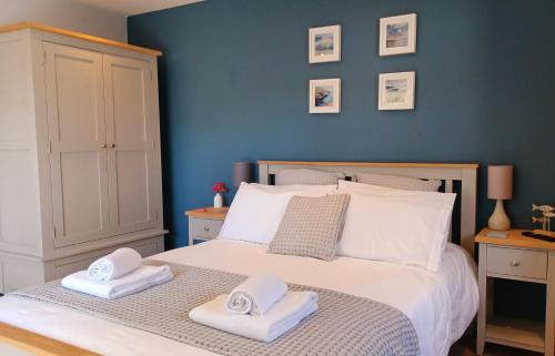 Carbis Bay Apartment | Stylish coastal retreat in St Ives with parking