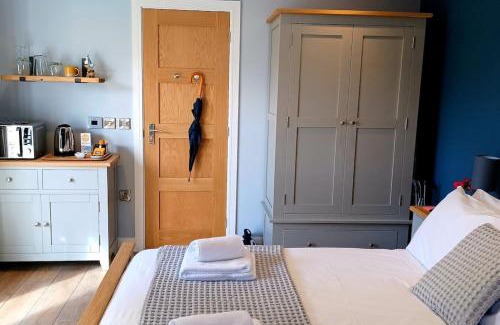 Carbis Bay Apartment | Stylish coastal retreat in St Ives with parking