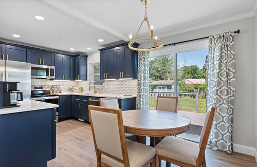 Fox Hill - Grandview House | Stylish, Coffee Bar, Sleeps 6 + Yard only 15 mins to Adventure