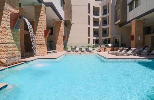 North Scottsdale Apartment | Stylish Comfort-King Bed-Parking-Roku Tv - G4004