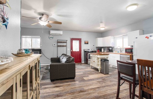 Crescent City Cottage | Stylish comfort located just 10 minutes away from Park & River