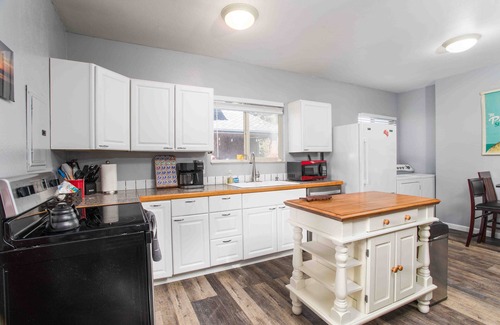 Crescent City Cottage | Stylish comfort located just 10 minutes away from Park & River