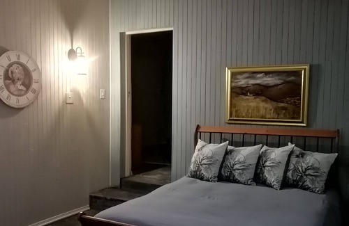 Valhalla Bed & Breakfast | Stylish & comfortable. Close to golf course, shopping & hiking