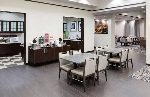 Skokie House | Stylish & Comfortable King Suite! Pool, Gym