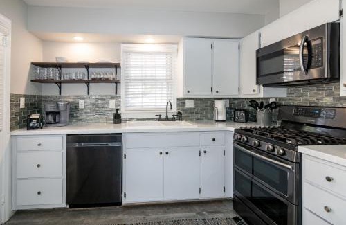 East Raleigh House | Stylish & Comfy 5 Location Private Backyard Updated Close to Downtown Walkable
