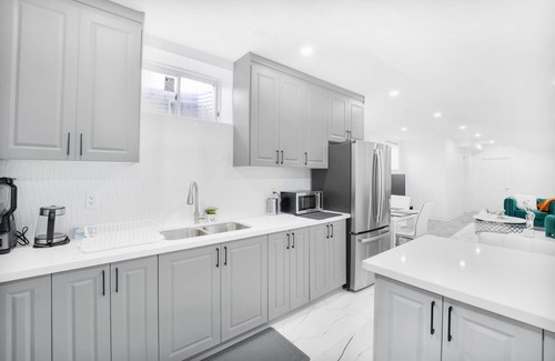 Brampton Apartment | Stylish & Comfy ~ Convenient Location ~ Queen Beds