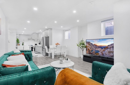 Brampton Apartment | Stylish & Comfy ~ Convenient Location ~ Queen Beds