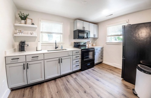Lincoln Apartment | Stylish & Comfy Downtown Retreat: Queen Bed + Sofa Bed - Laundry - Free Parking!