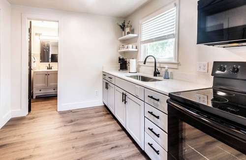 Lincoln Apartment | Stylish & Comfy Downtown Retreat: Queen Bed + Sofa Bed - Laundry - Free Parking!