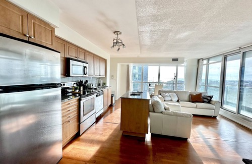 Fort York House | Stylish & Comfy Gem ~ Scenic Lake Views ~ Parking!