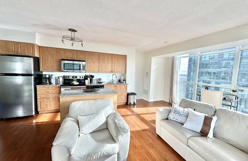Fort York House | Stylish & Comfy Gem ~ Scenic Lake Views ~ Parking!