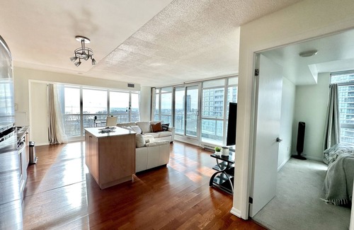 Fort York House | Stylish & Comfy Gem ~ Scenic Lake Views ~ Parking!