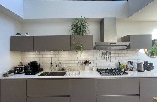Fulwell and Hampton Hill House | Stylish & comfy home near Bushy Park