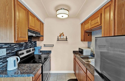 Shelby Township Apartment | Stylish & Comfy Shleby Retreat ~ Patio ~ Parking!