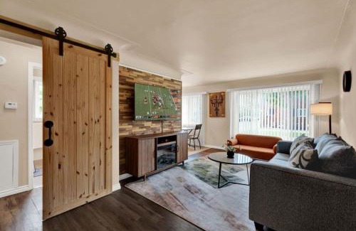 Shelby Township Apartment | Stylish Comfy Shleby Retreat Patio Parking