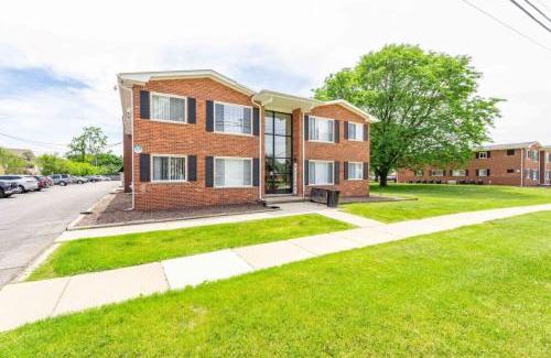 Shelby Township Apartment | Stylish Comfy Shleby Retreat Patio Parking