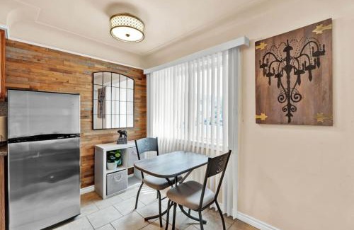Shelby Township Apartment | Stylish Comfy Shleby Retreat Patio Parking