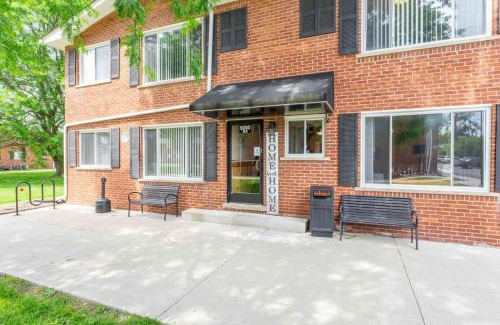 Shelby Township Apartment | Stylish Comfy Shleby Retreat Patio Parking