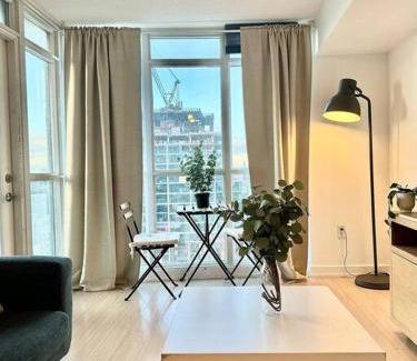CityPlace Apartment | Stylish Condo Downtown Near CN Tower - Free parking