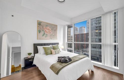 Mount Pleasant West Apartment | Stylish Condo Stay - Heart of Midtown Toronto