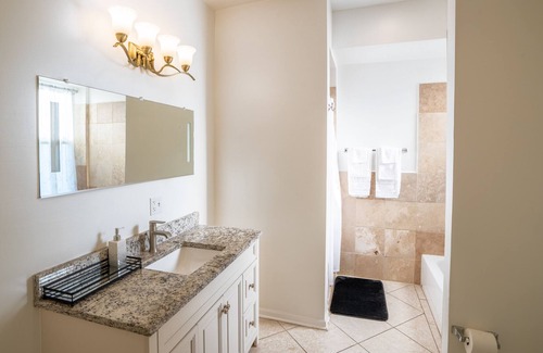 Woodlawn Condo | Stylish Condo