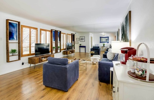 Knox - Henderson Apartment | Stylish Condo w/Pool in Knox Henderson!