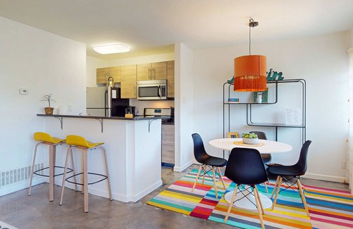 Travis Heights Condo | Stylish condo w/WiFI, full kitchen, shared pool, balcony, and downtown views